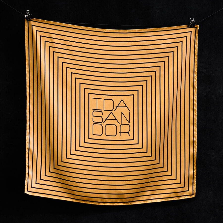 Zlatá s čiernym logom 78x78 cm