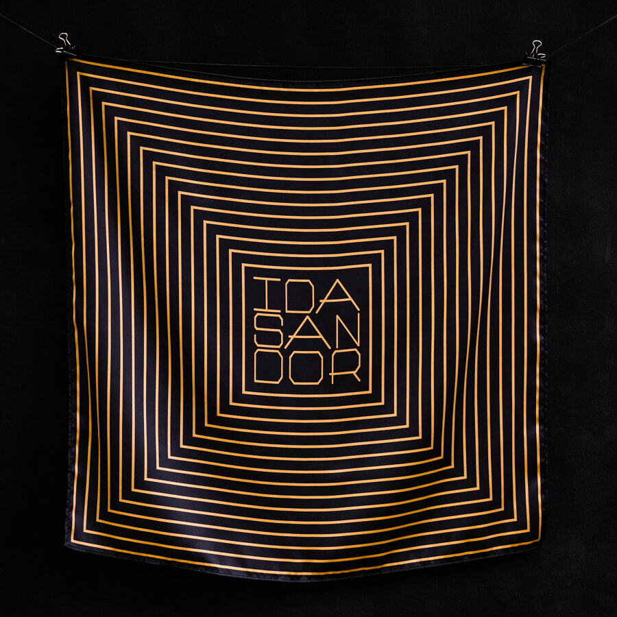 Čierna so zlatým logom 78x78 cm