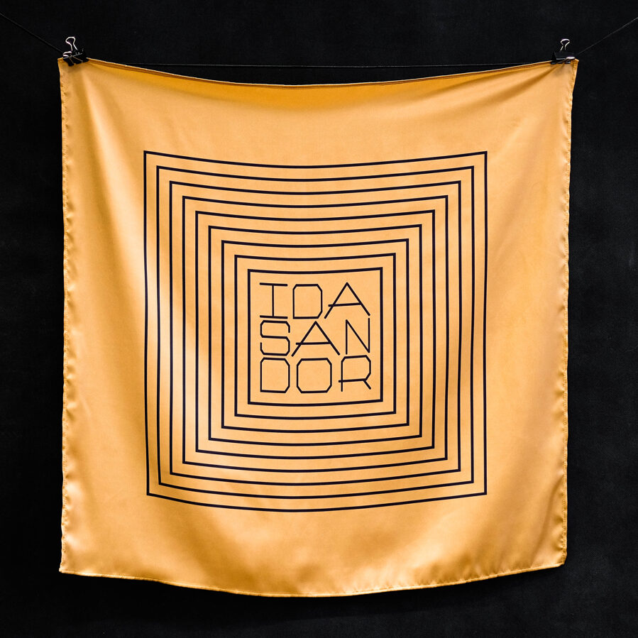 Zlatá s čiernym logom s lemom 78x78 cm