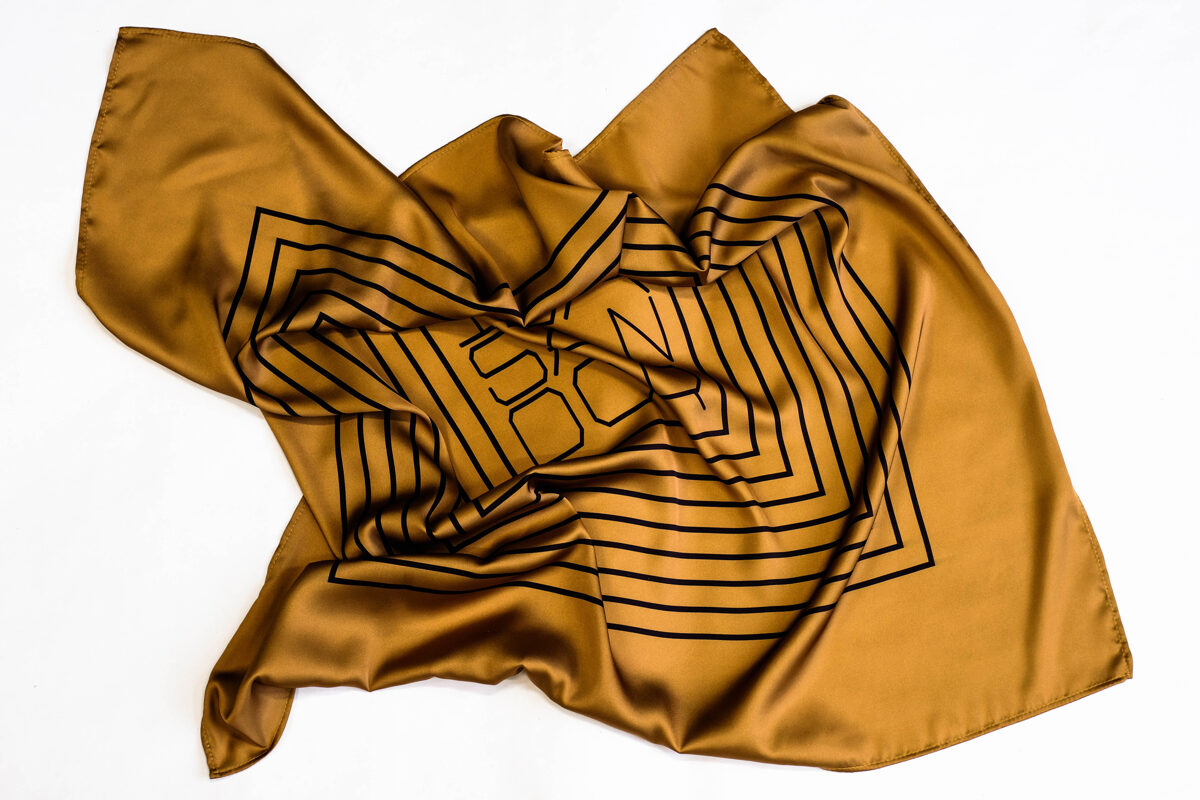Zlatá s čiernym logom s lemom 58x58 cm