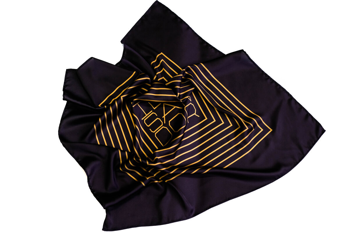 Čierna so zlatým logom s lemom 58x58 cm