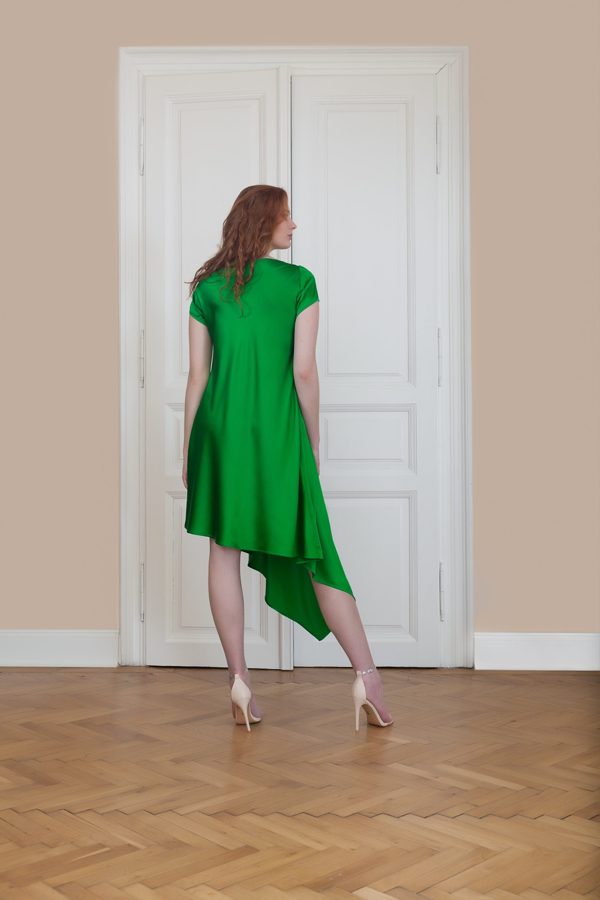 Asymetrické šaty s krátkym rukávom zo 100% hodvábu