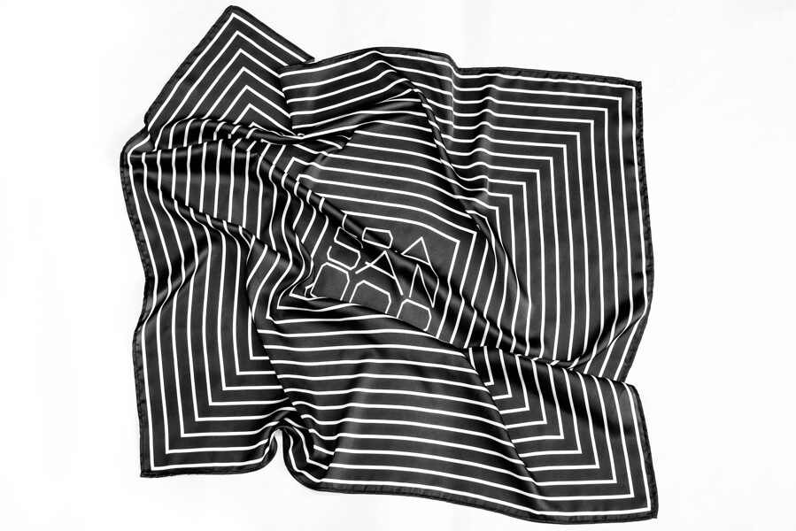 Čierna s bielym logom 58x58 cm