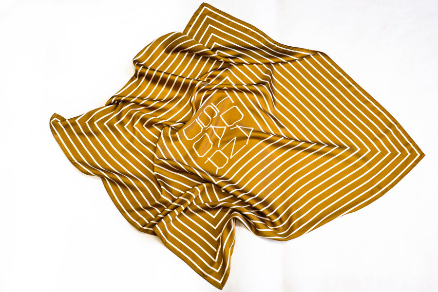 Zlatá s bielym logom 58x58 cm