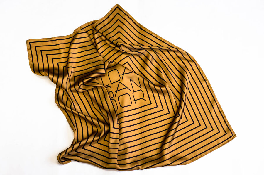 Zlatá s čiernym logom 58x58 cm